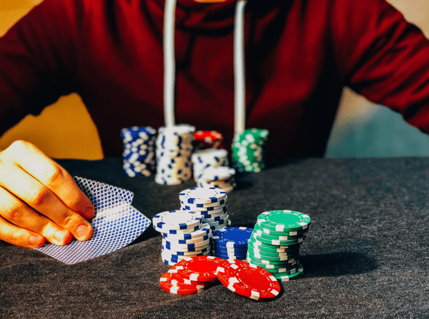 Jogador de pôquer com cartas e fichas