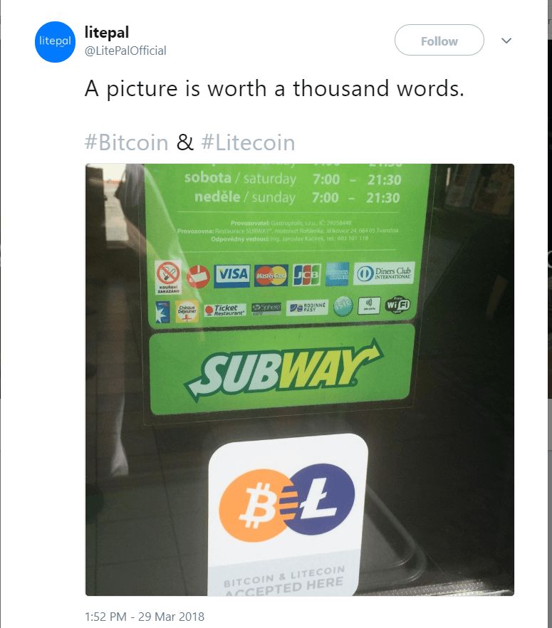 Logotipo Bitcoin e Litecoin no metrô
