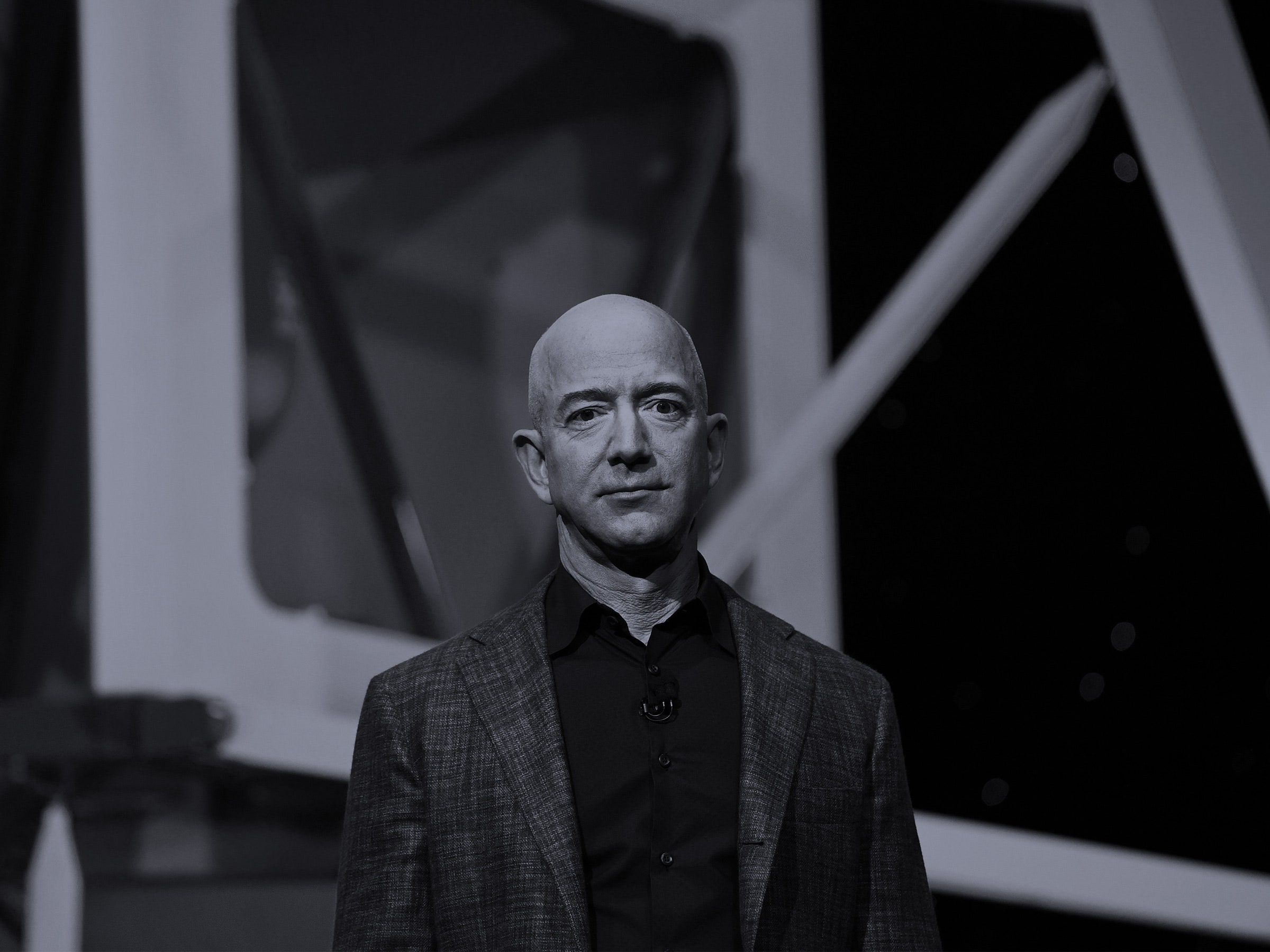 A imagem pode conter Jeff Bezos Homem Terno Roupas Sobretudo Roupas Casaco e homem