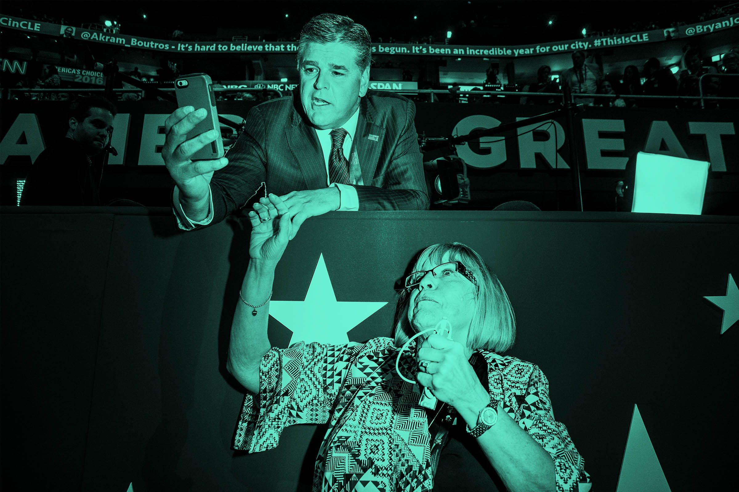 Sean Hannity tira uma selfie com uma mulher que é fã dele.