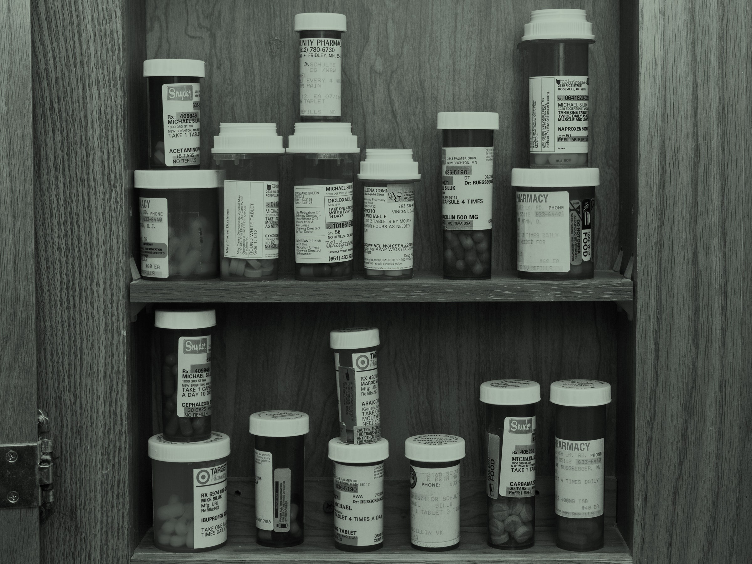 Armário médico cheio de frascos de comprimidos prescritos