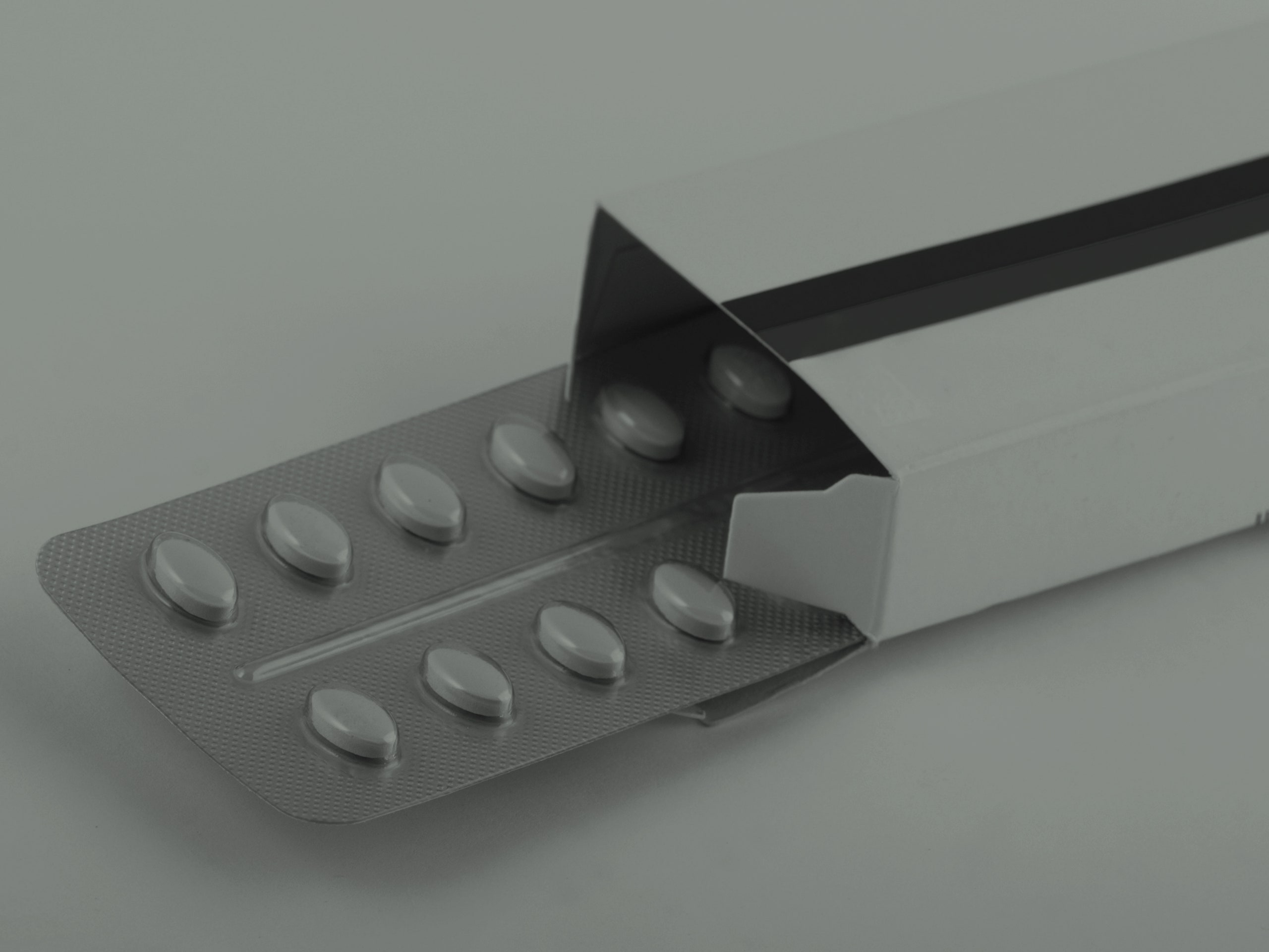 Caixa aberta de antibióticos em forma de comprimidos