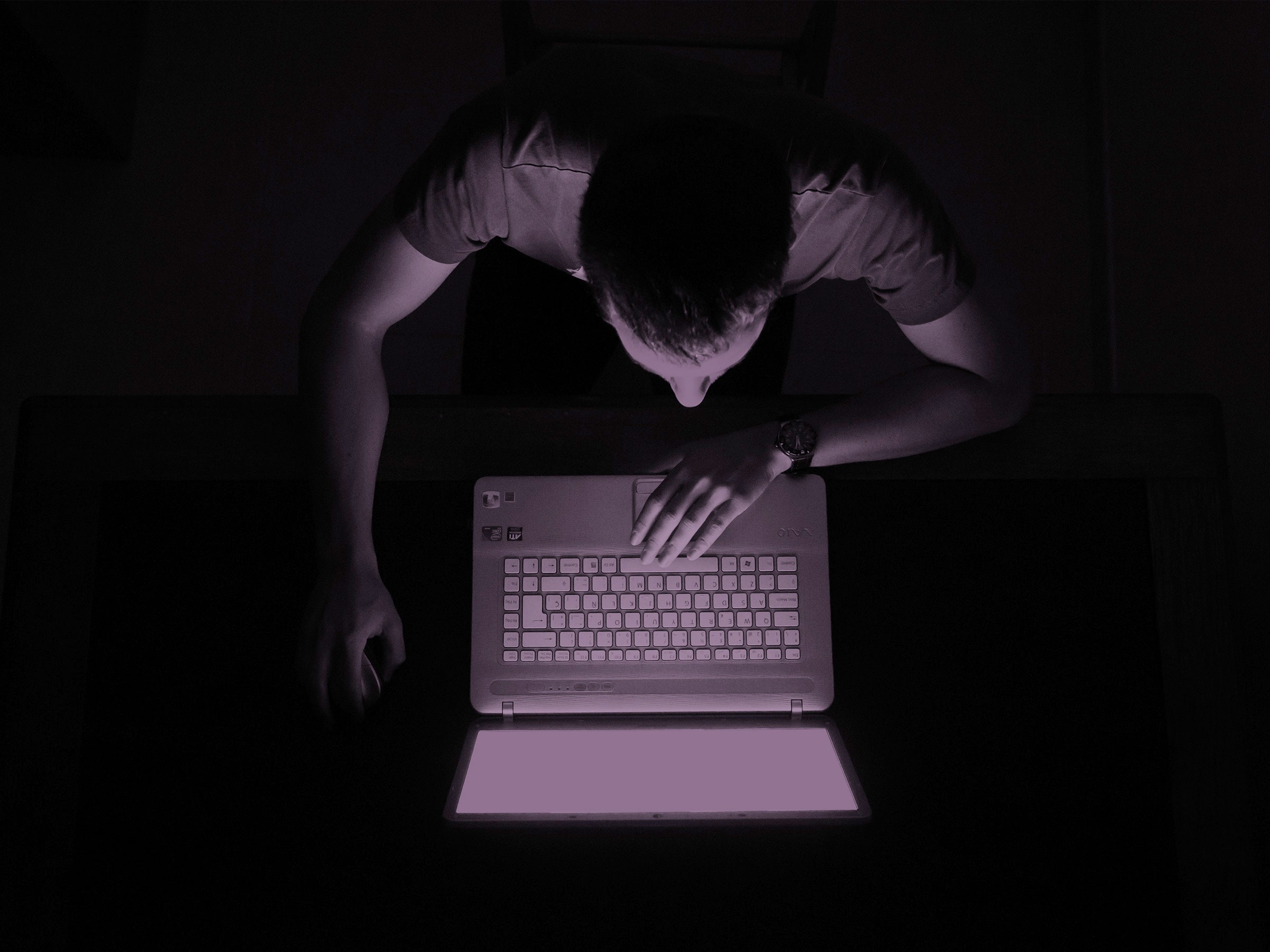 A imagem pode conter eletrônicos PC Computer Lapty Computer Equipment Teclado Teclado Teclado Equipamento e Pessoa