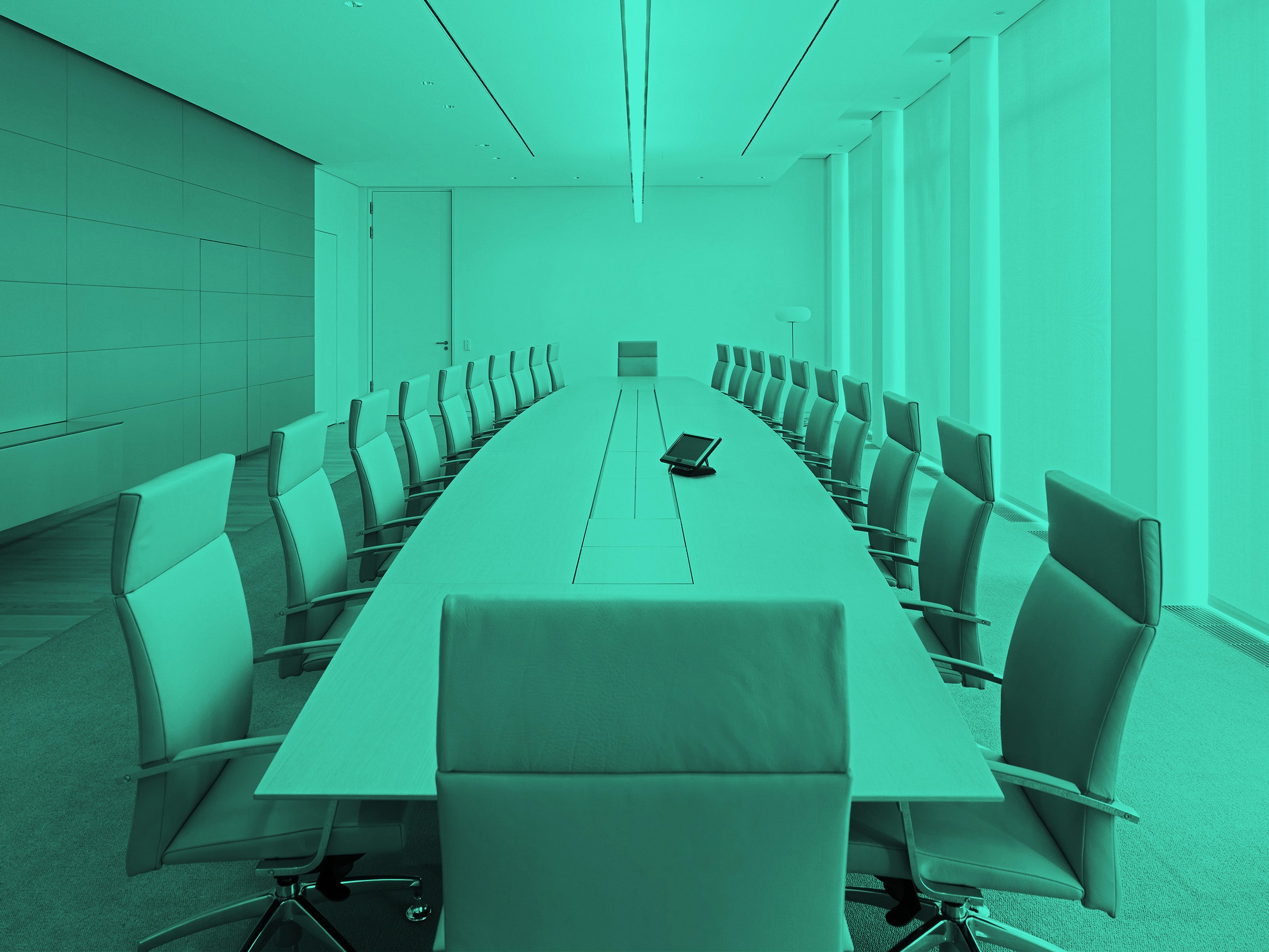 A imagem pode conter uma sala de conferências de cadeira de móveis na sala de conferências da sala e sala