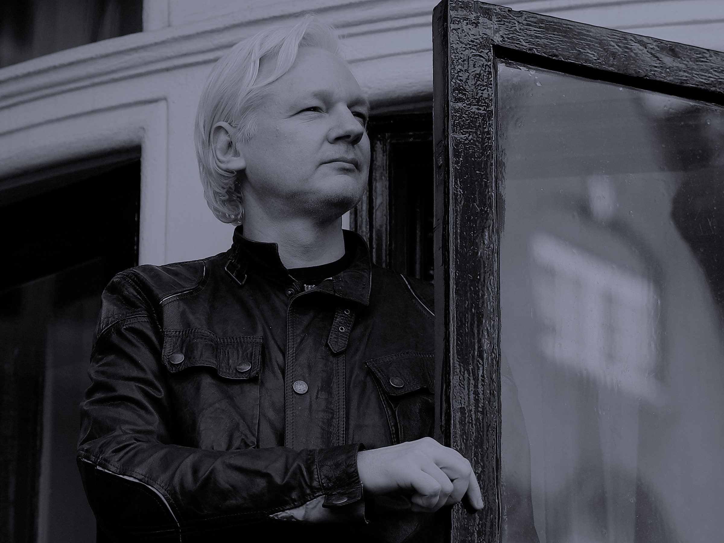 A imagem pode conter Julian Assange homem roupas roupas dedos e mangas