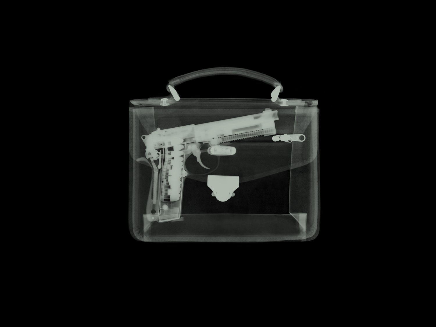  X-Ray Picture da bolsa com uma arma dentro