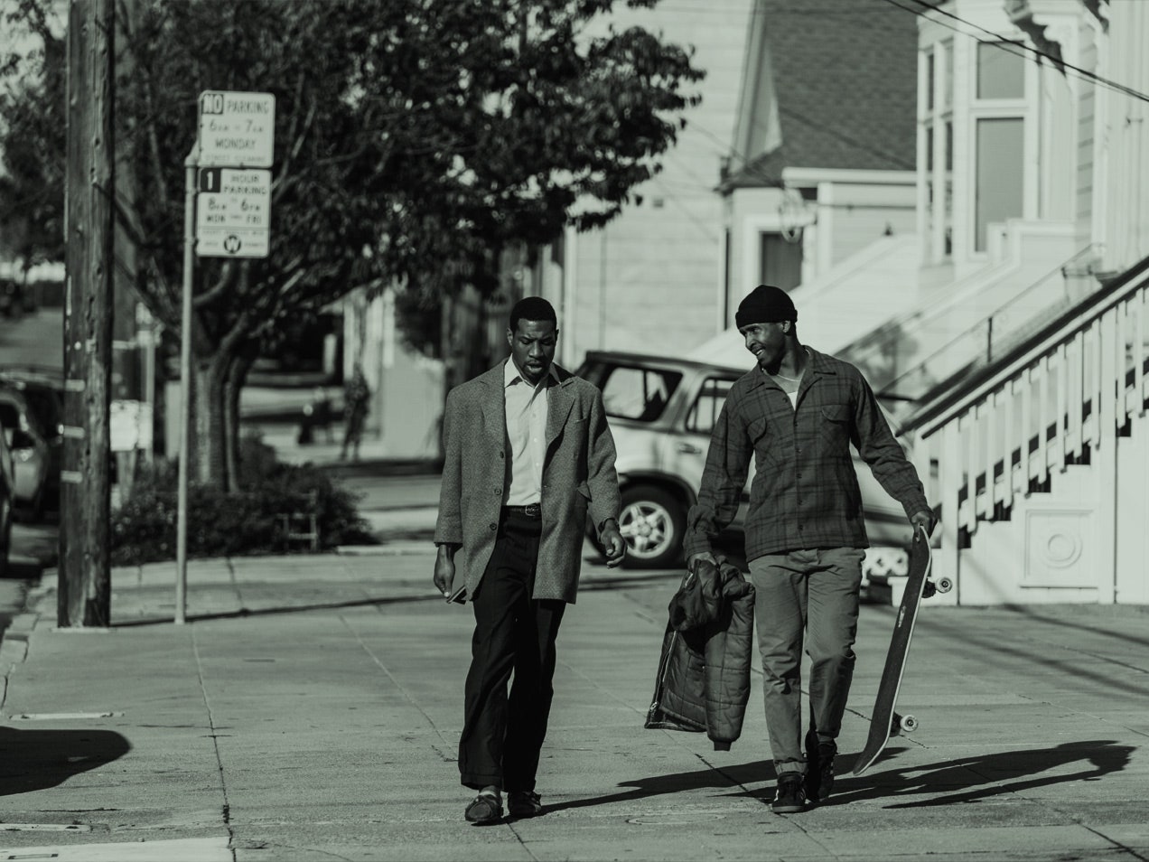 Dois homens caminham pela rua em São Francisco.