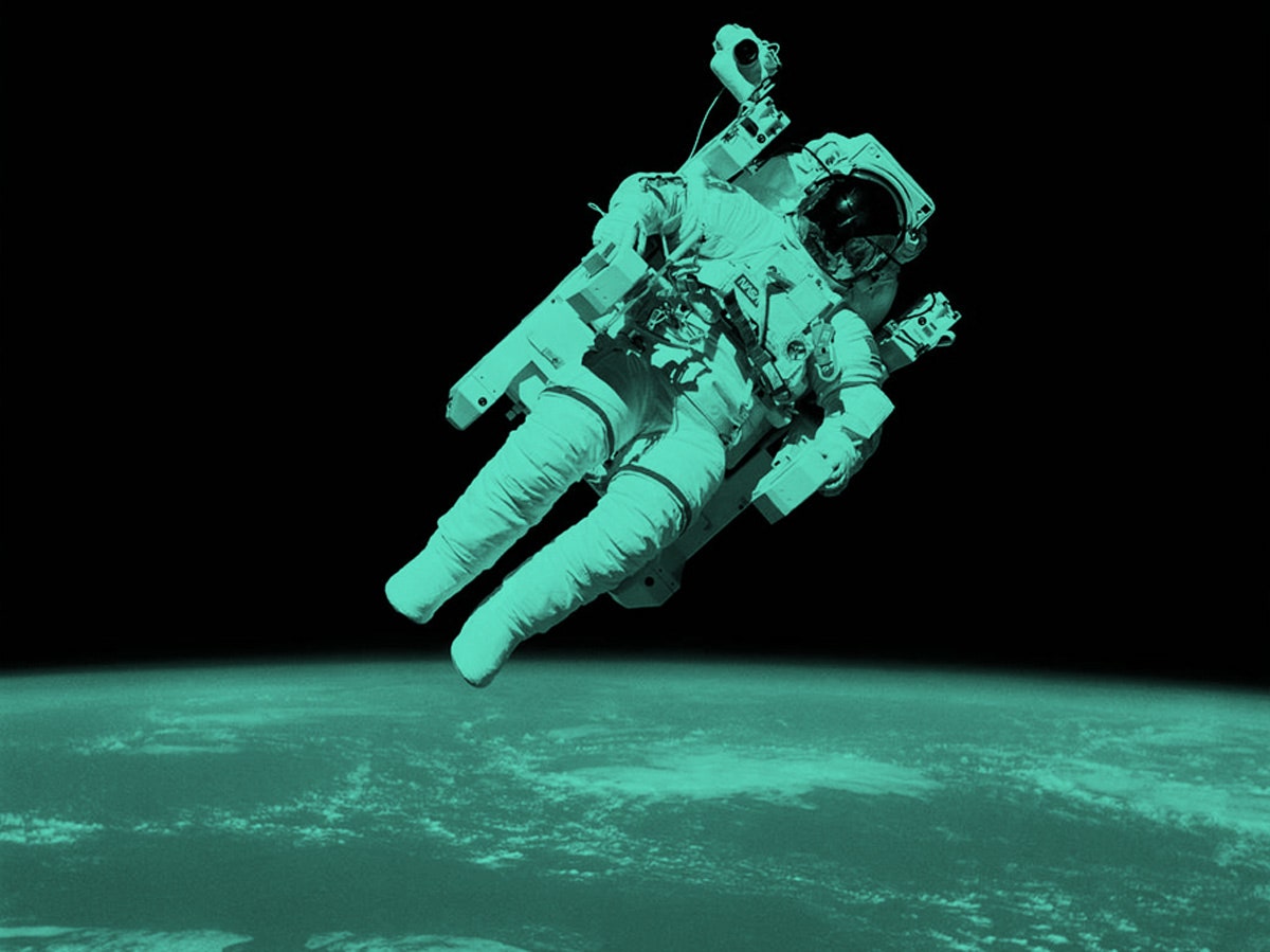 Astronauta em um traje espacial subindo no espaço