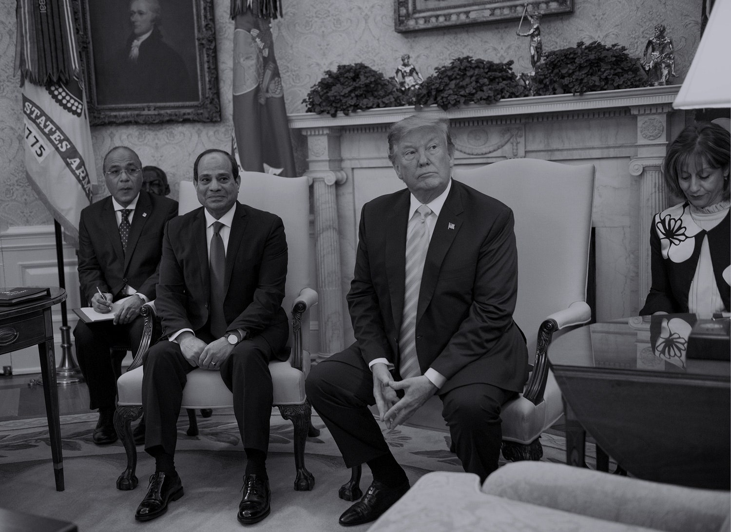 O presidente dos EUA, Donald Trump (segundo à direita), e o presidente egípcio Abdel Fattah As-Sisi (segundo à esquerda) estão sentados durante uma reunião em uma reunião no Twitter.