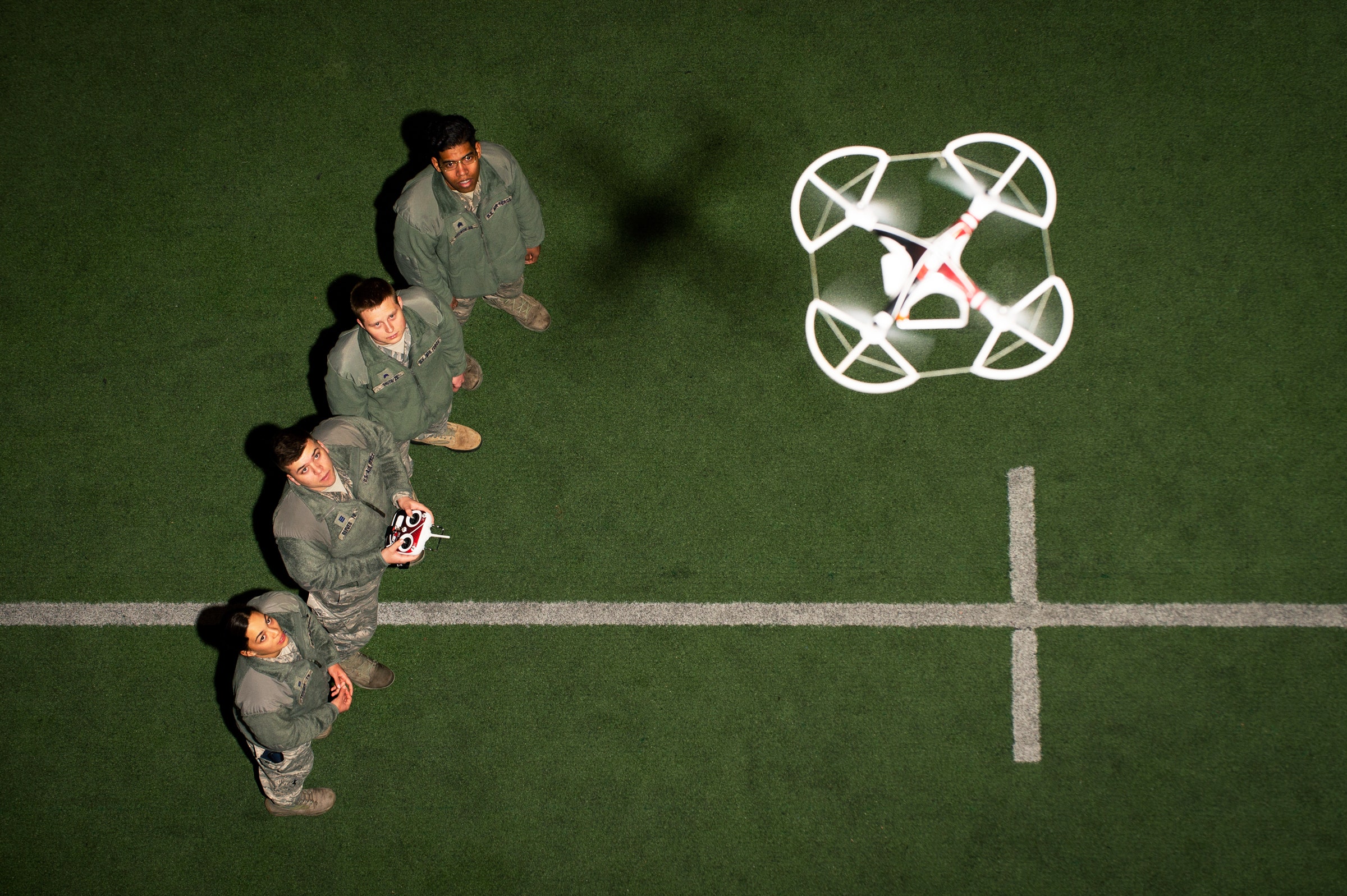 Os cadetes da Academia da Força Aérea dos EUA como parte do Programa de Gerenciamento de Sistemas Aérea não tripulados se familiarizam com o quadrocopter.
