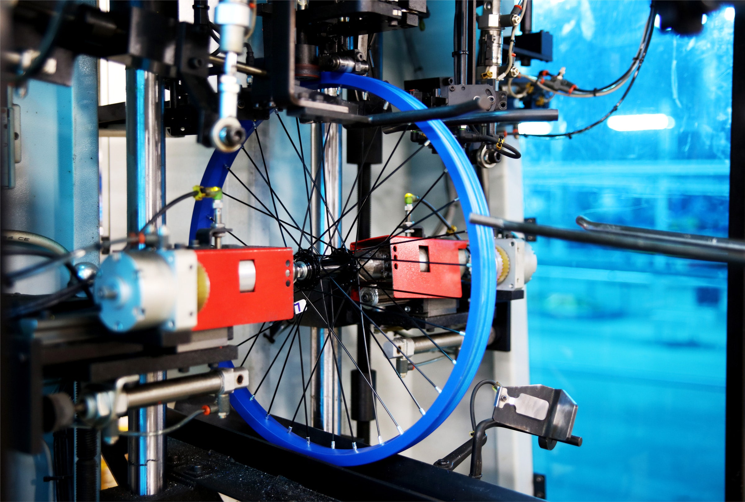 Estrutura da roda em um robô de endireitamento em uma fábrica de montagem na Kent International Inc. Montagem de bicicletas com a marca Bicycle Corporation of America