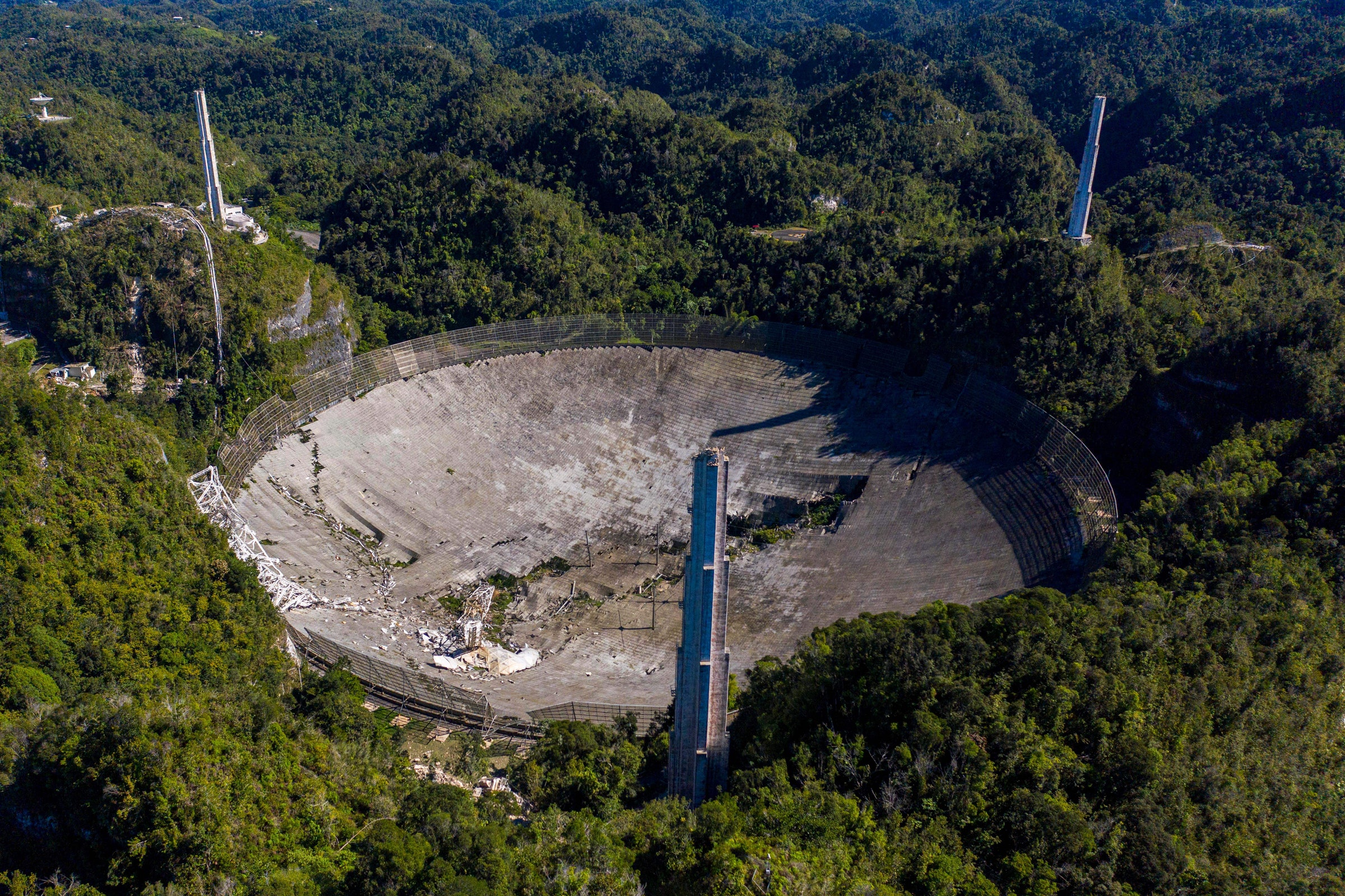 Fotografias aéreas mostram danos ao Observatório Orsibo