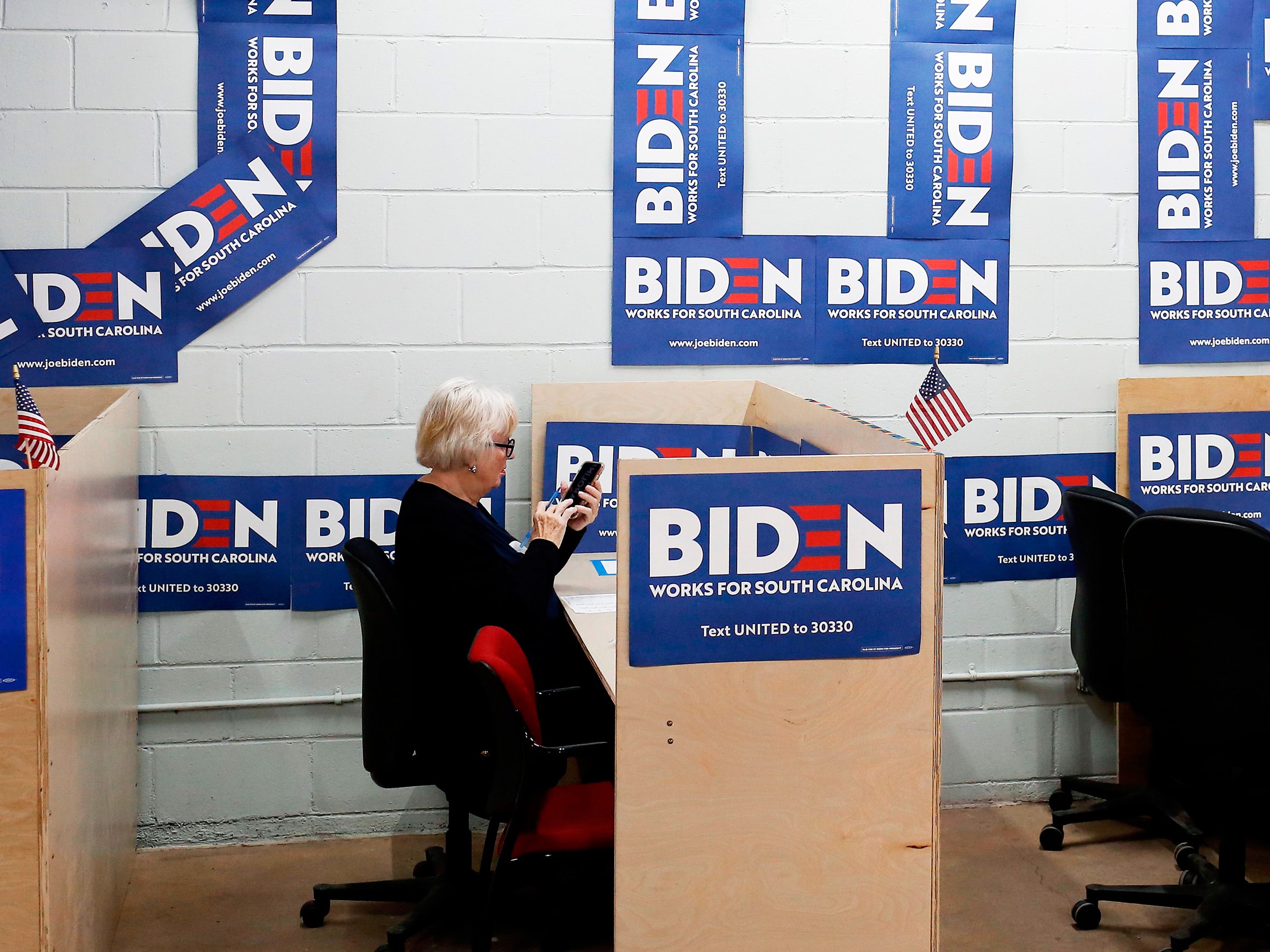 Voluntários da campanha eleitoral de um candidato presidencial de um Partido Democrata, e x-vic e-presidente Joe Biden
