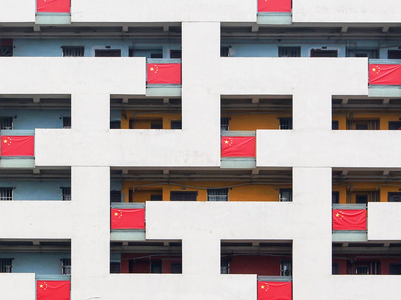 A aparência do edifício com bandeiras chinesas
