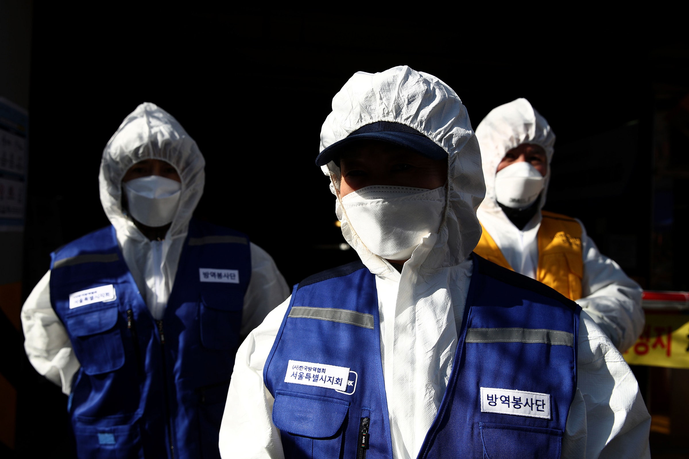 Trabalhadores do Serviço de Desinfecção em trajes de proteção