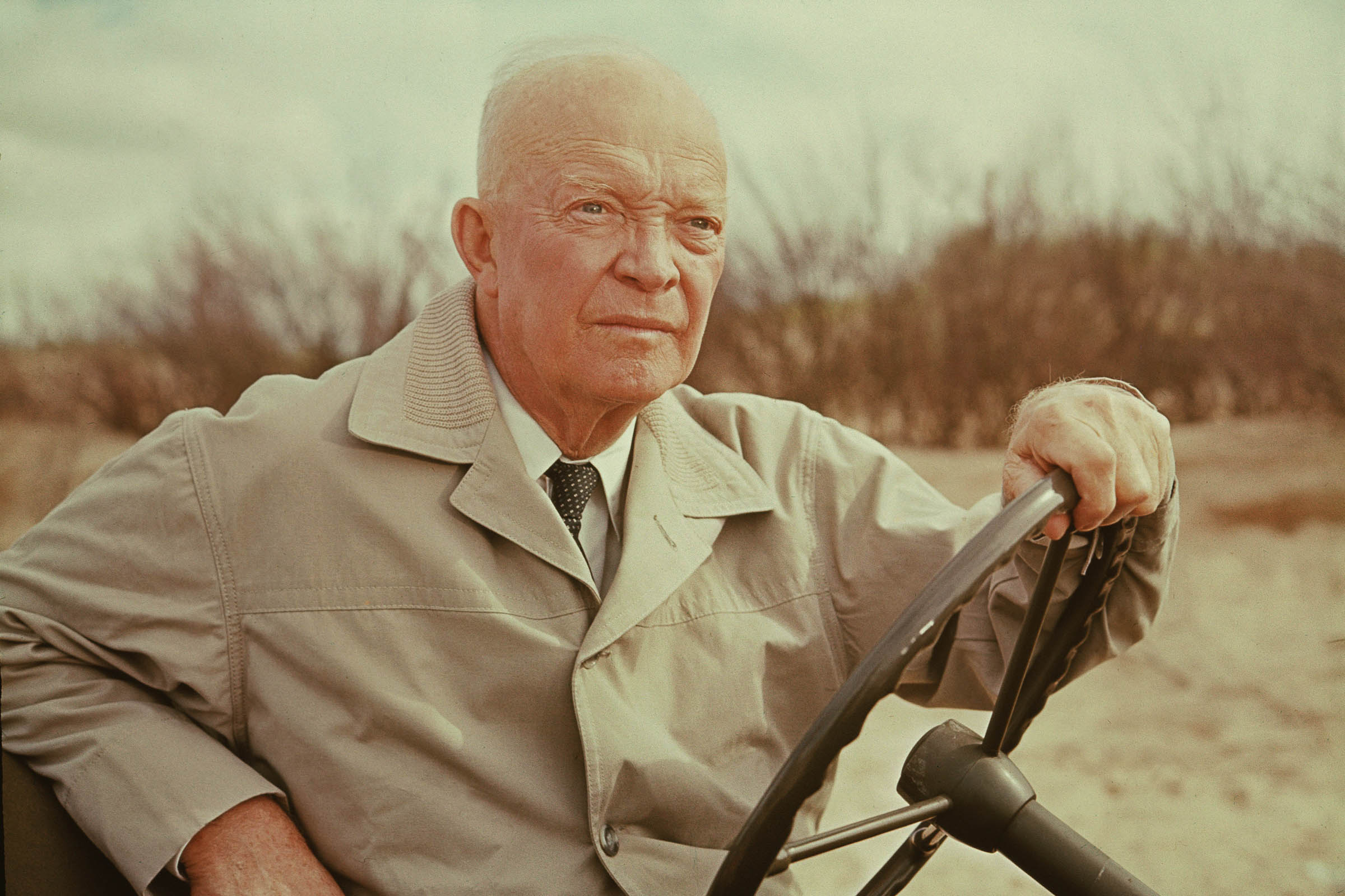 Presidente Dwight D. Eisenhower dirigindo um carro