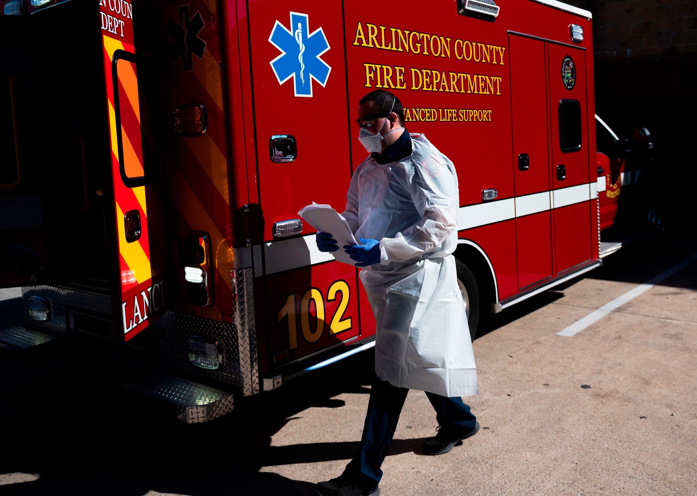 O paramédico do corpo de bombeiros do distrito de Arlington está deixando a ambulância.