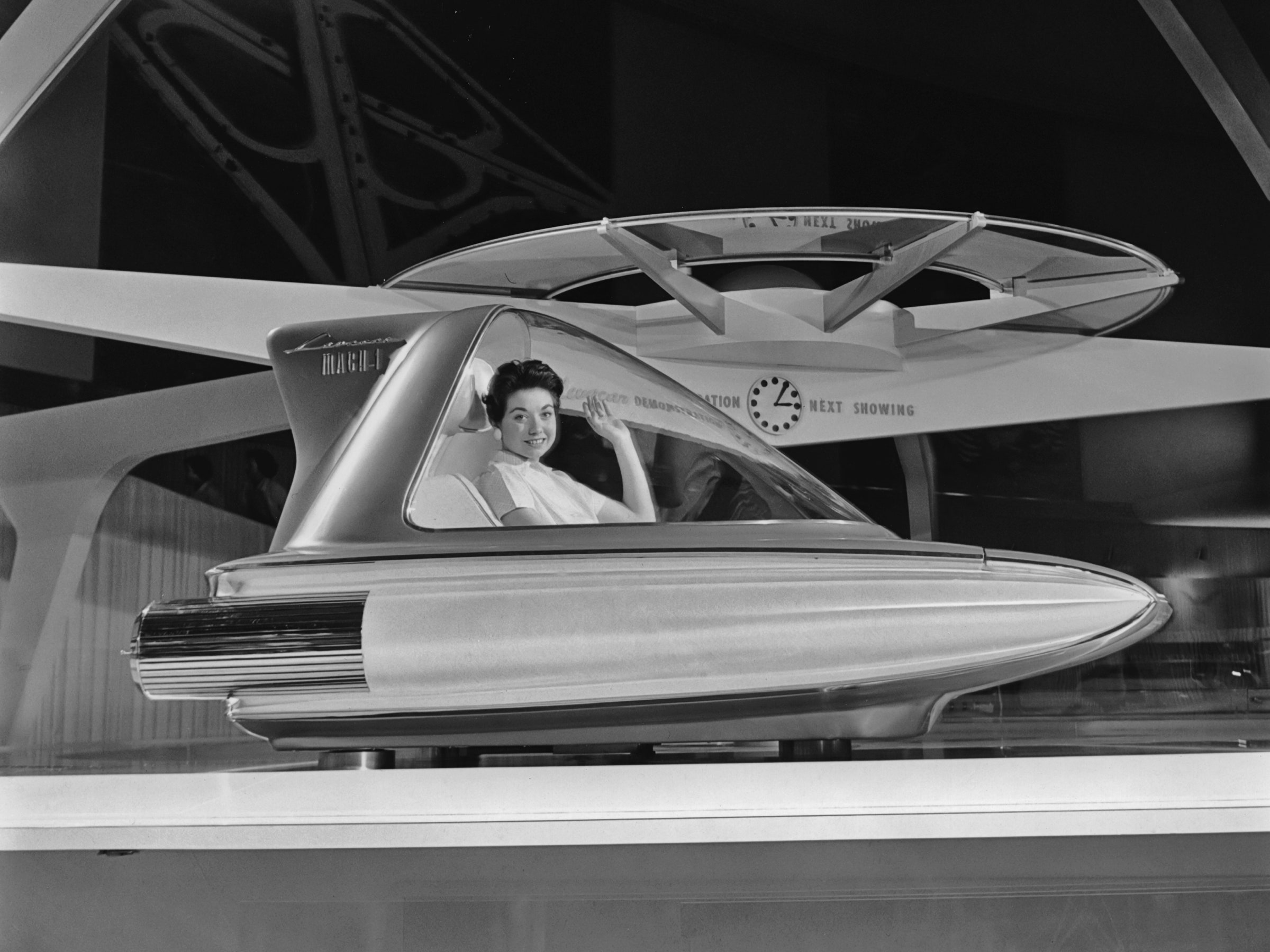 mulher em protótipo de carro voador