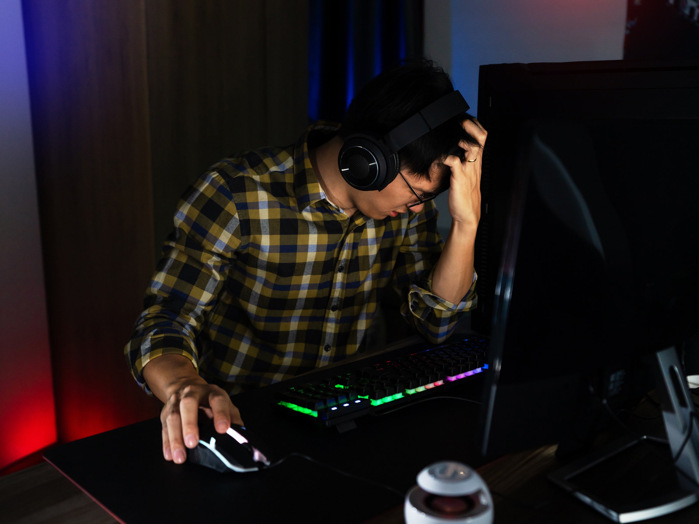 Jogador sentado em frente à tela do computador em sentimentos chateados