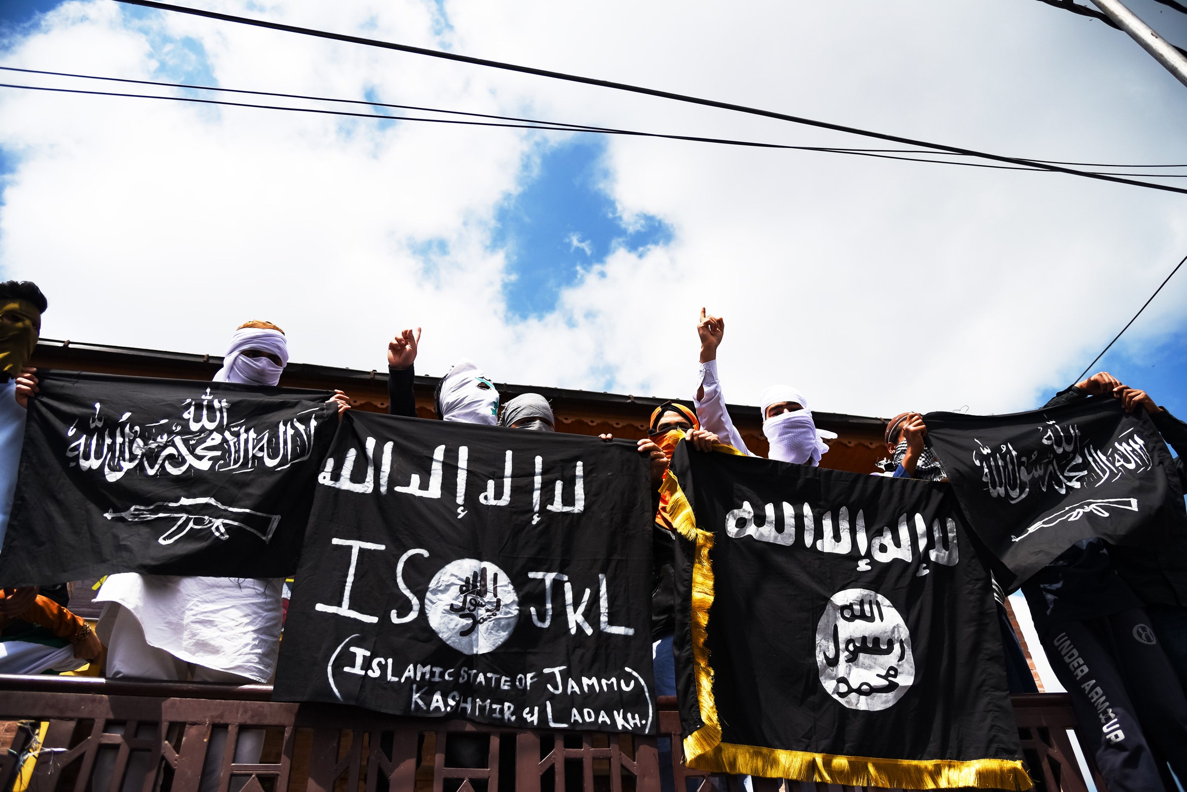 Os manifestantes seguram bandeiras do ISIS
