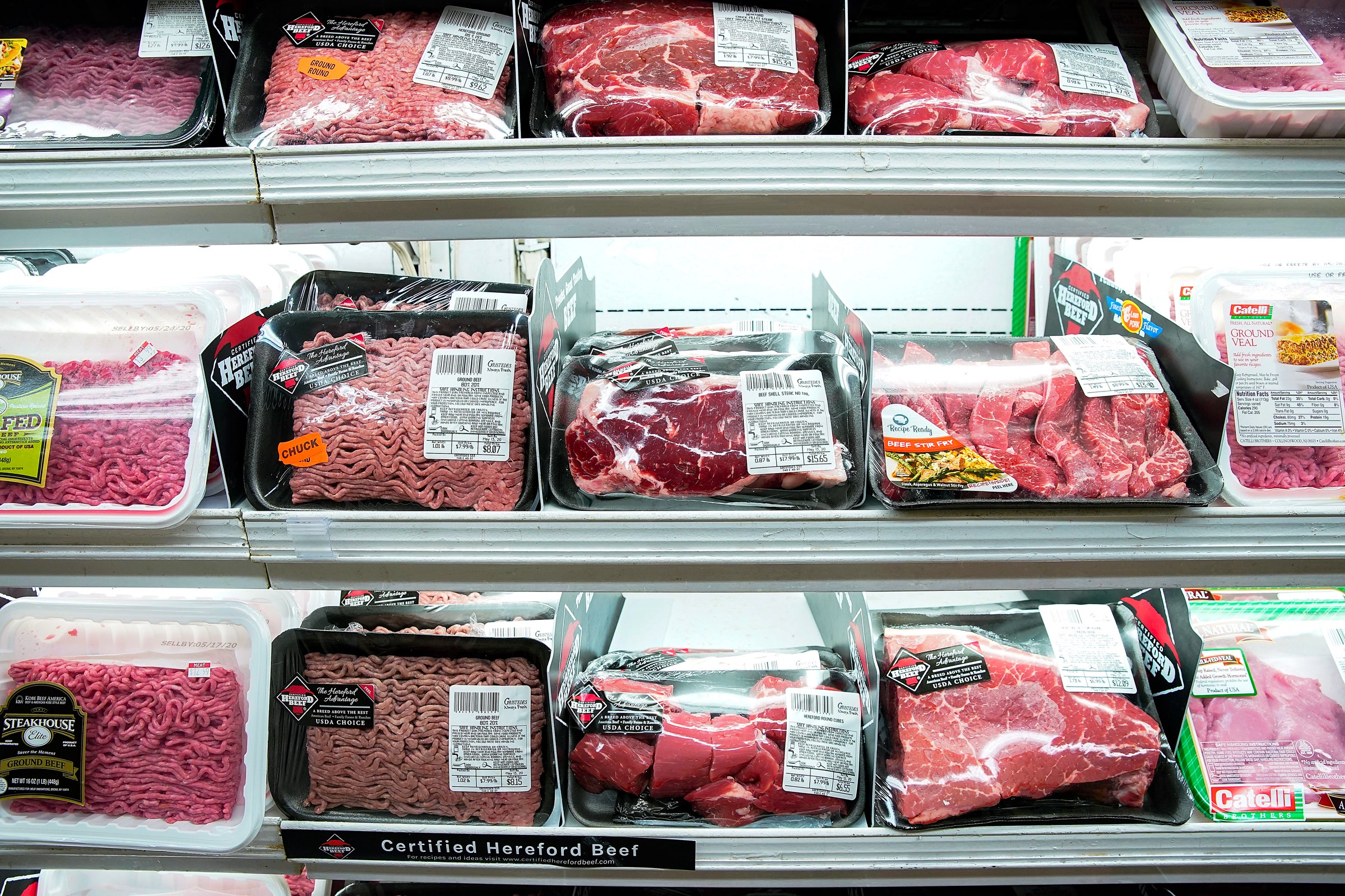 Carne embalada em uma prateleira de um supermercado