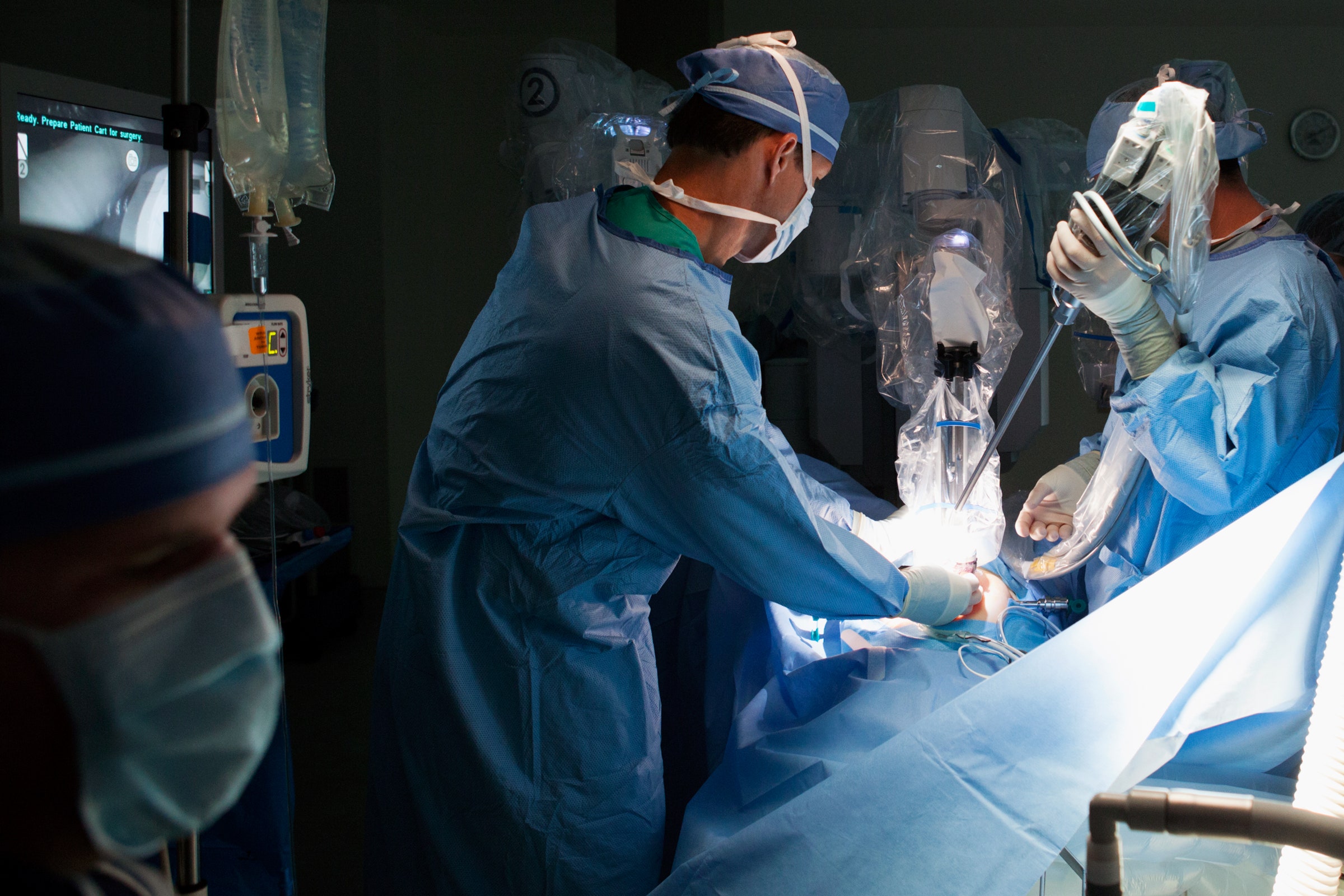 Os cirurgiões realizam operações usando robôs