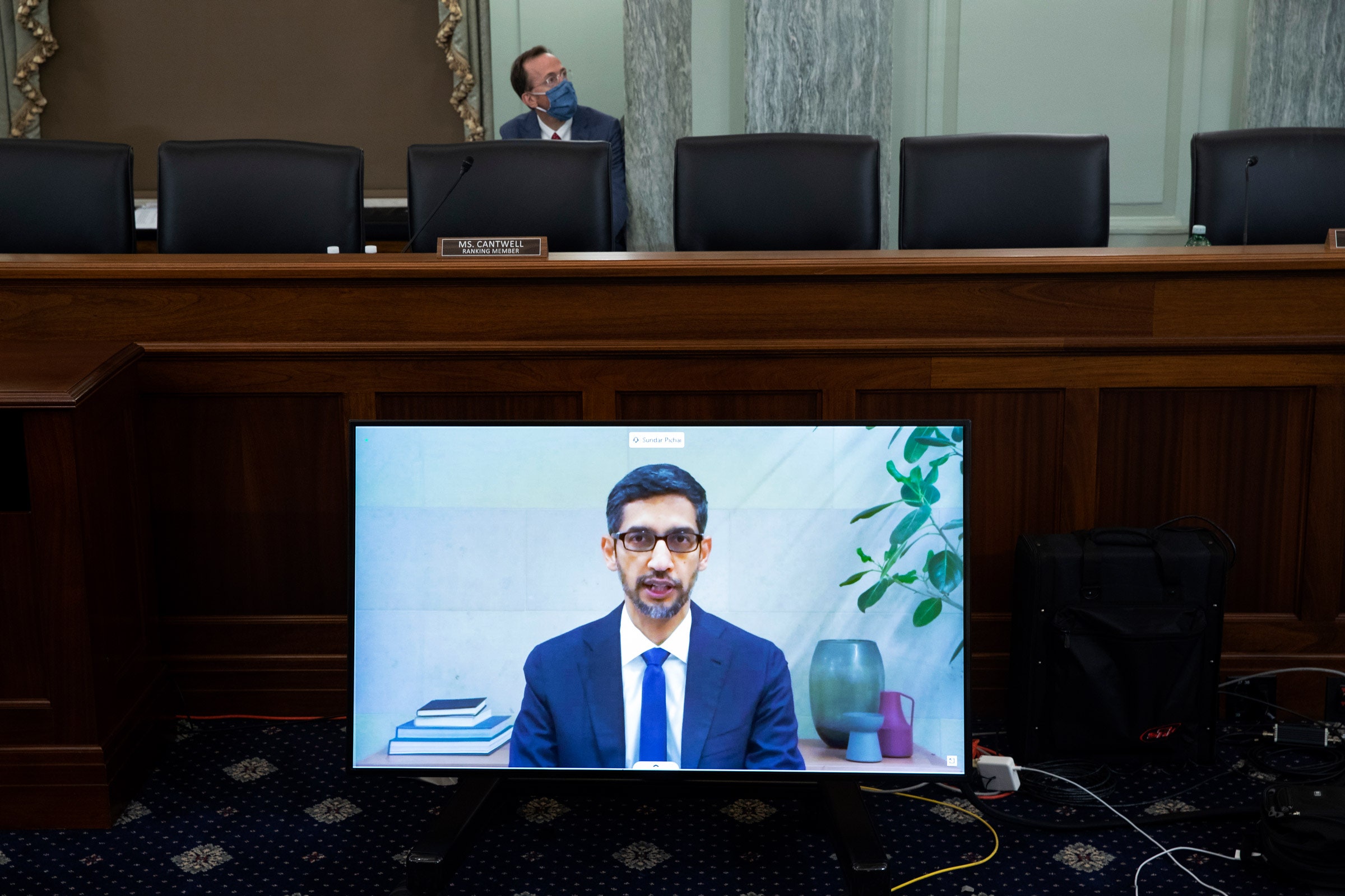 O Sundar Pichai mostra no monitor como ele dá testemunhos remotos durante uma reunião do Senado sobre Ciência e Transporte.