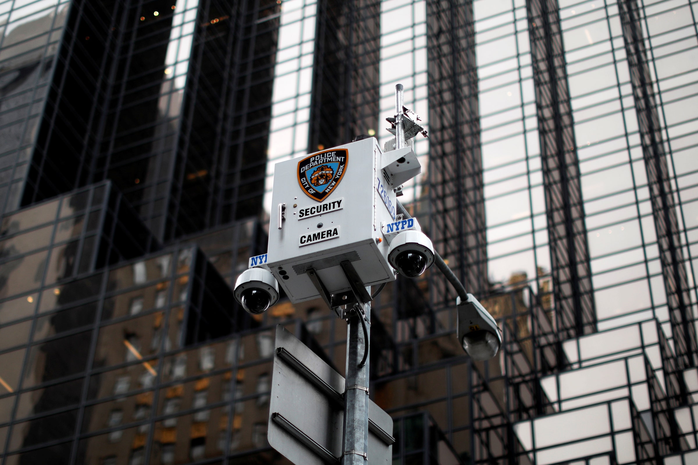 Câmeras de vigilância da NYPD são visíveis na Trump Tower, na 5ª Avenida, em Nova York