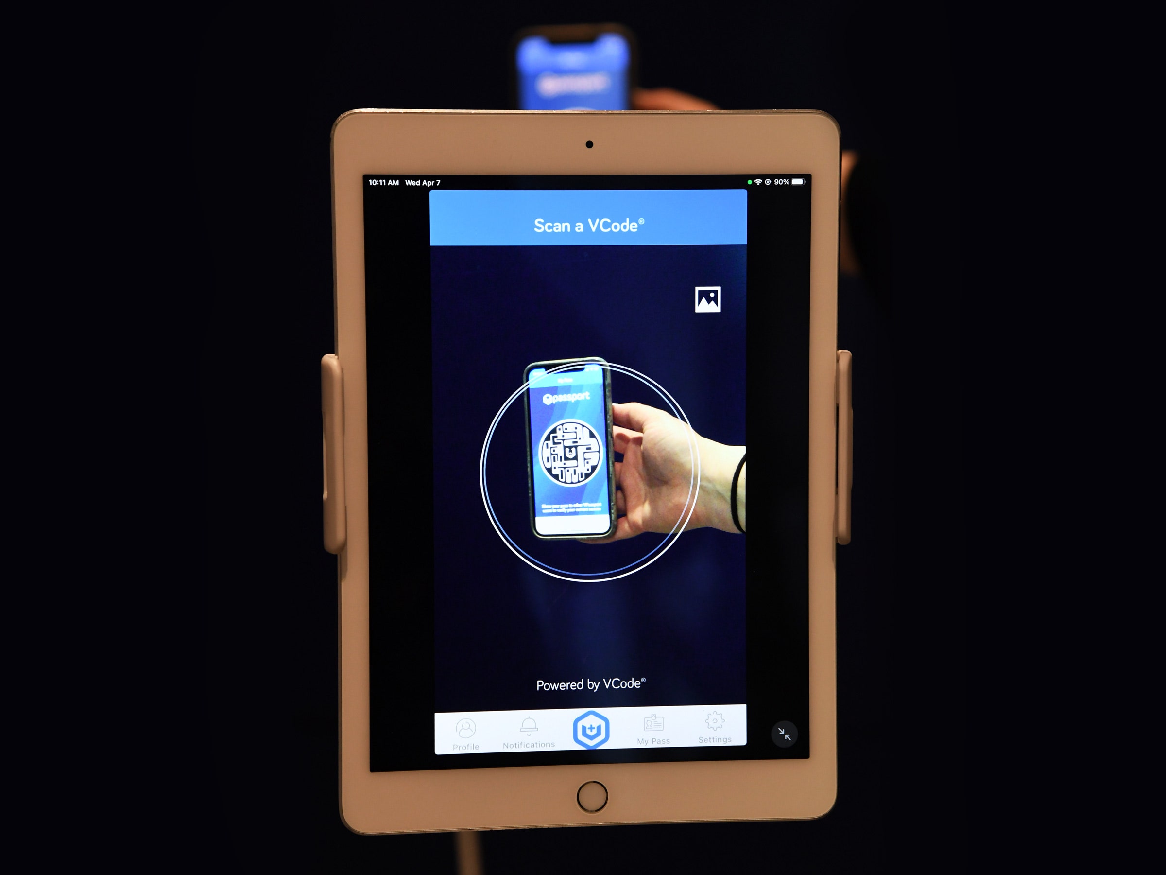 Telefone celular e iPad para demonstrar o Heliix Health Passport