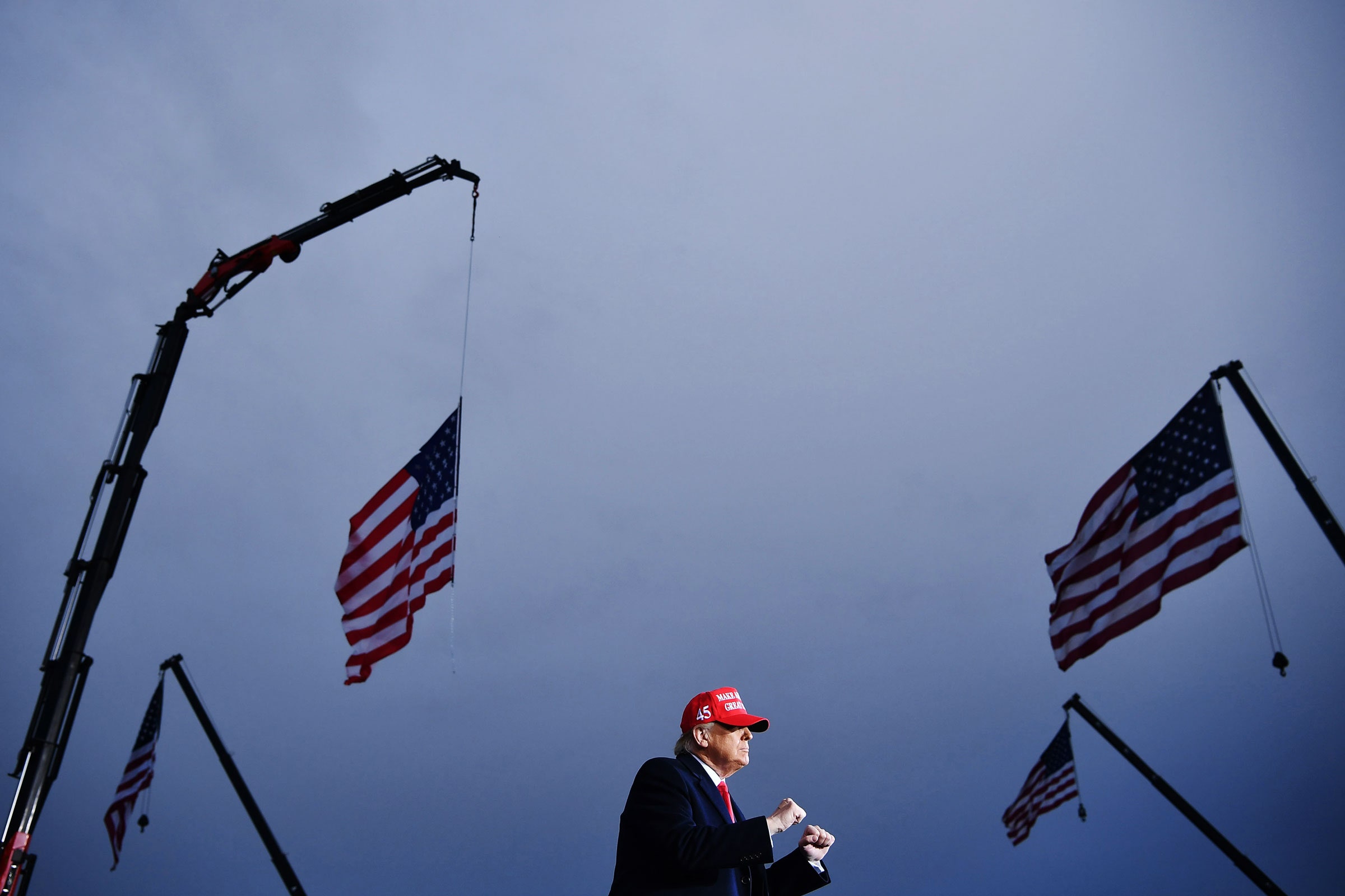 Trump cercado por bandeiras