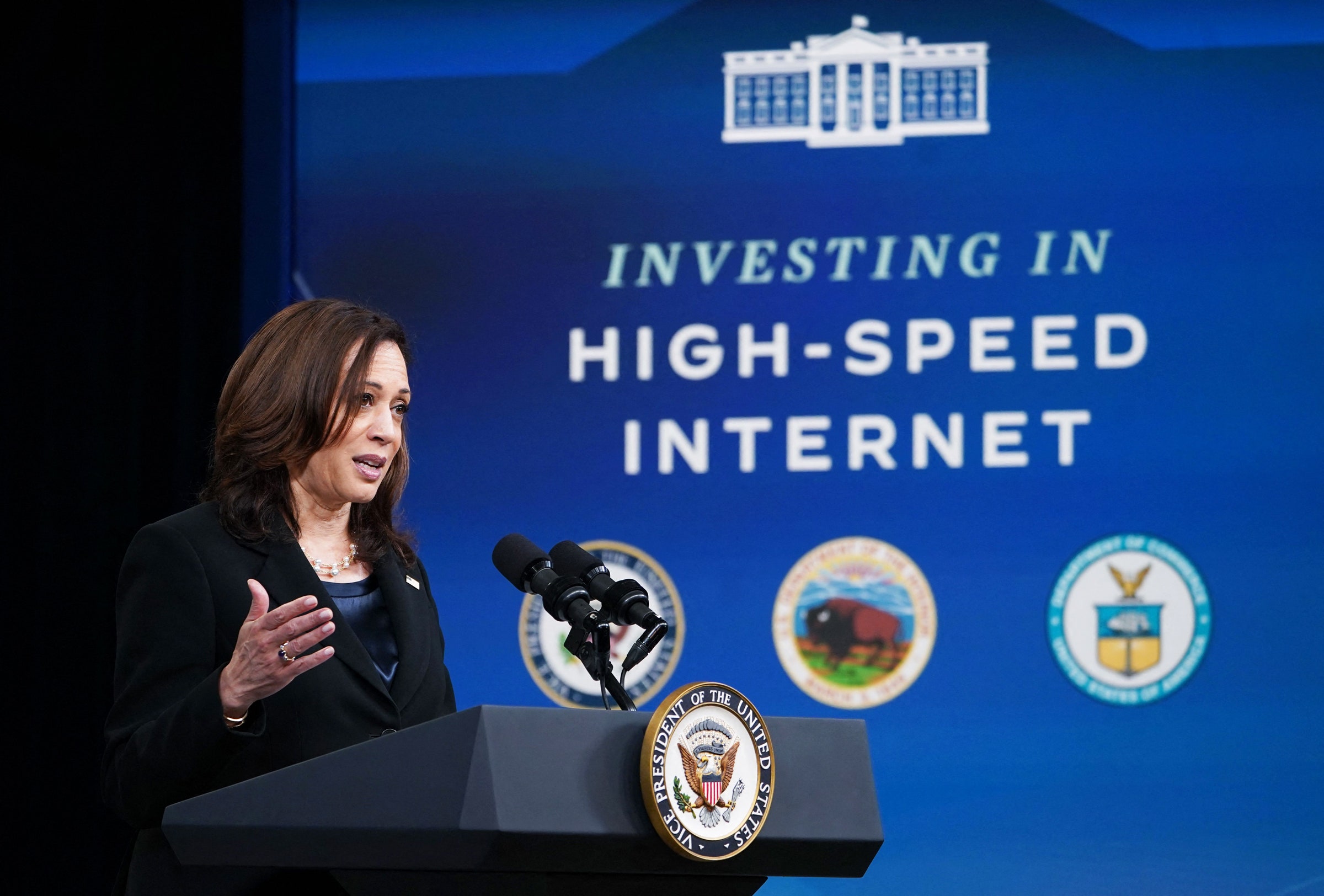 Vice-presidente Harris realiza reunião sobre internet de alta velocidade