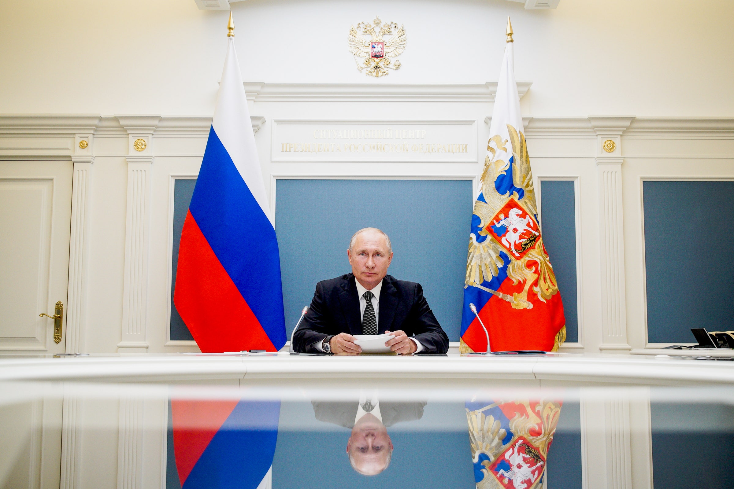 Vladimir Putin fica na mesa