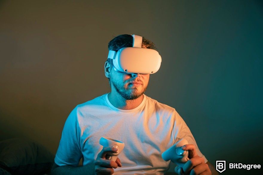 Crypto Quests: Um homem com um conjunto de VR jogando o jogo.