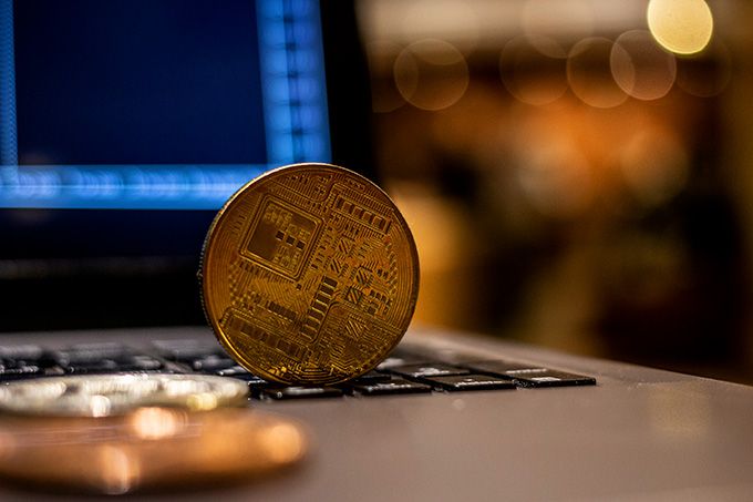 Siga a moeda: moeda criptomoeda em um laptop.
