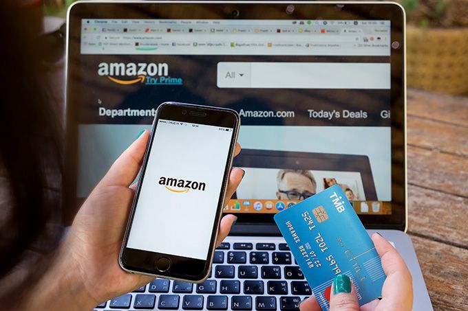 Como investir no Bitcoin: uma mulher entra em seus dados de crédito na Amazon.