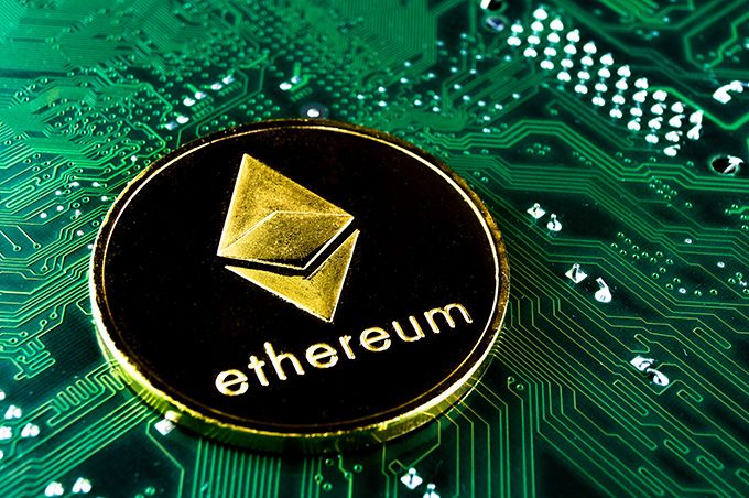 Como investir em Ethereum: moeda Etherm em um chip de computador.
