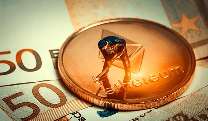 Como extrair Ethereum no Windows: um homem de brinquedo minerando Ether em notas de 50 euros.