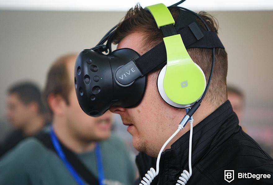 Como usar o metaverso: usuário de VR com fones de ouvido.