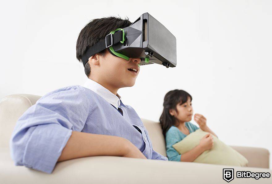 Interação no metavselnaya: O garoto usa VR ao lado de sua irmã.