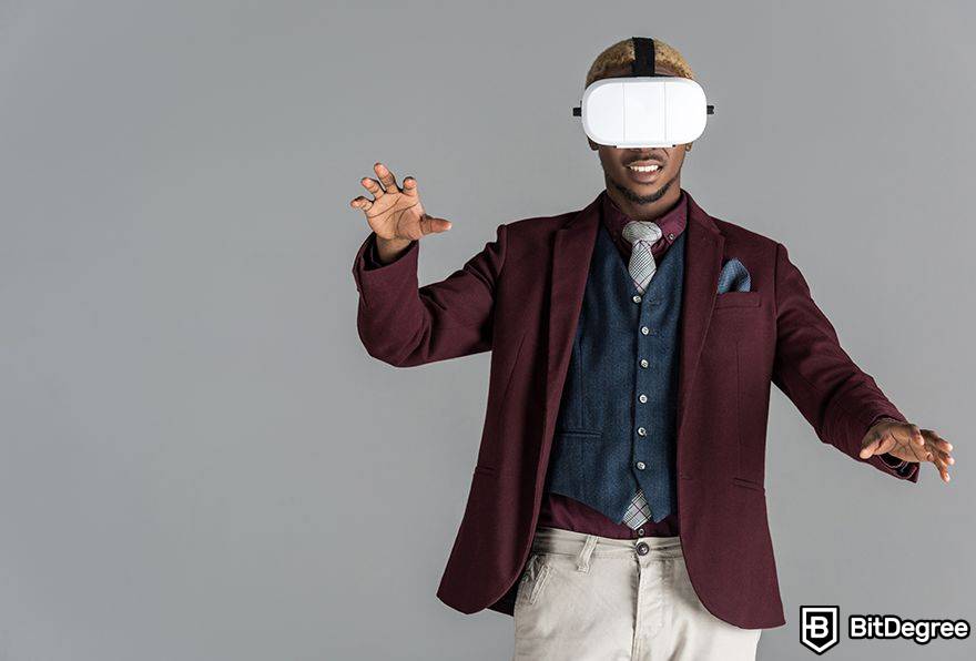 Interação no metavselnaya: Um homem de terno em VR faz uma pose.