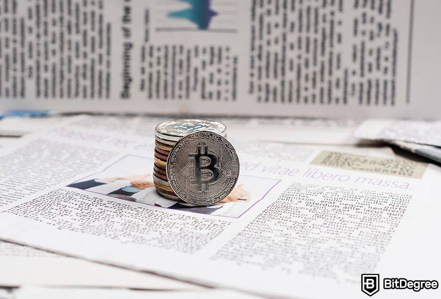 Bitcoin está morto: uma pilha de bitcoins em um jornal.