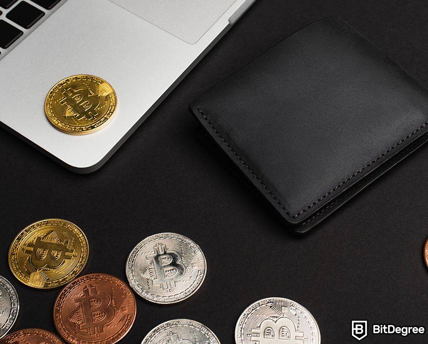 A maior carteira de Bitcoin perdida: Bitcoins, juntamente com uma carteira e um laptop.