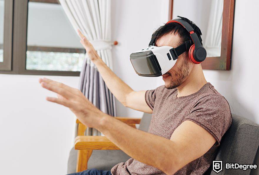 Metaverso da realidade aumentada: um homem em VR com mãos estendidas.