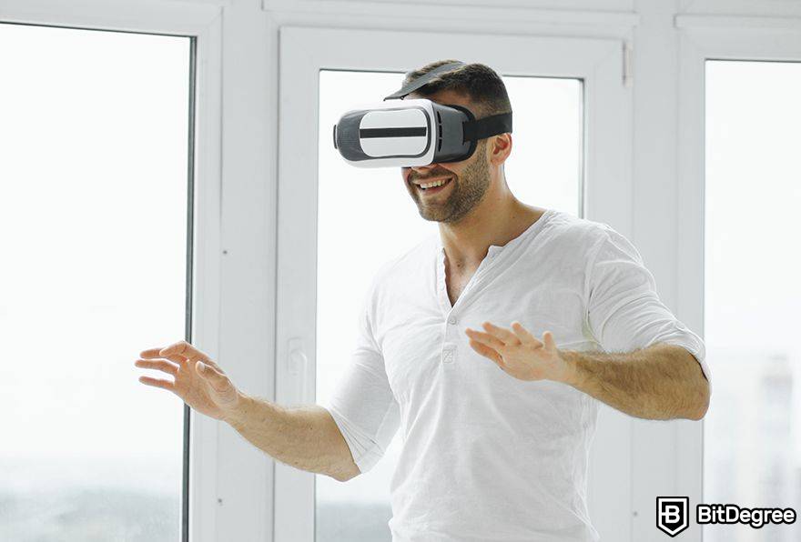 Metaverso da realidade aumentada: uma pessoa sorri em VR/AR Harnion.