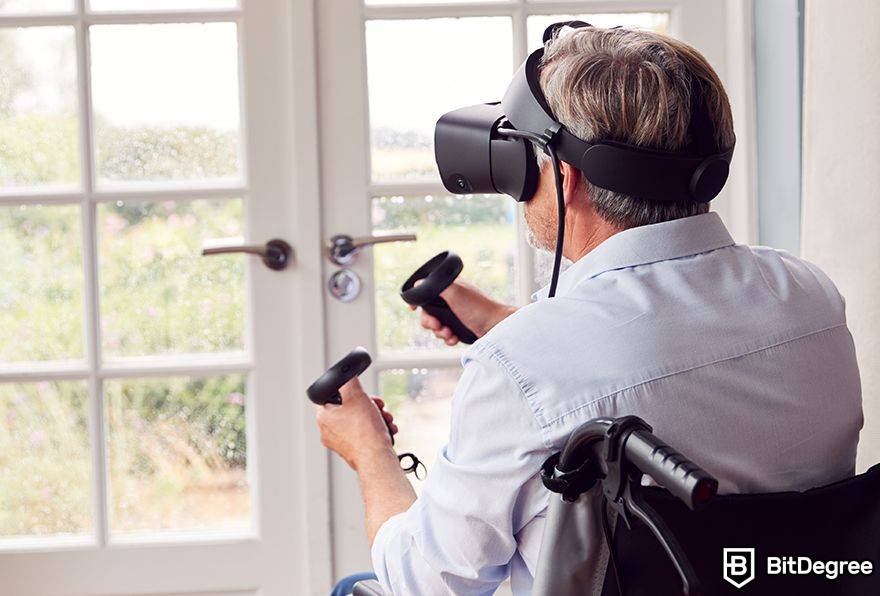 Metaverso da realidade aumentada: um homem idoso em VR com controladores.