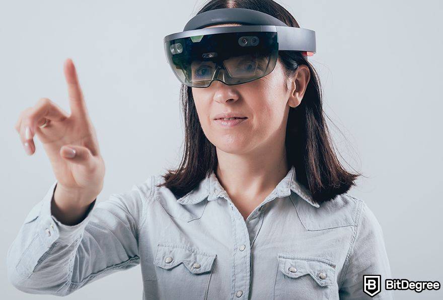Metavselnaya de realidade aumentada: uma mulher com óculos AR indica.