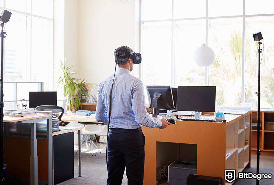 Oportunidades de negócios metaversais: um usuário de VR olha para um escritório.