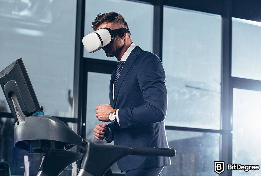 Oportunidades de negócios no Metaverso: um homem de terno em uma esteira usando VR.