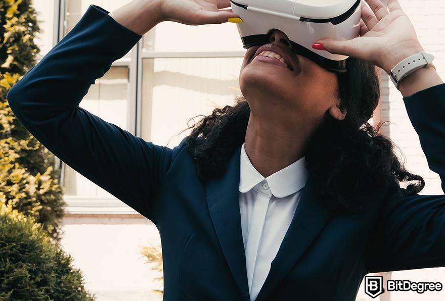 Oportunidades de negócios no metaverso: uma mulher de terno usa realidade virtual.