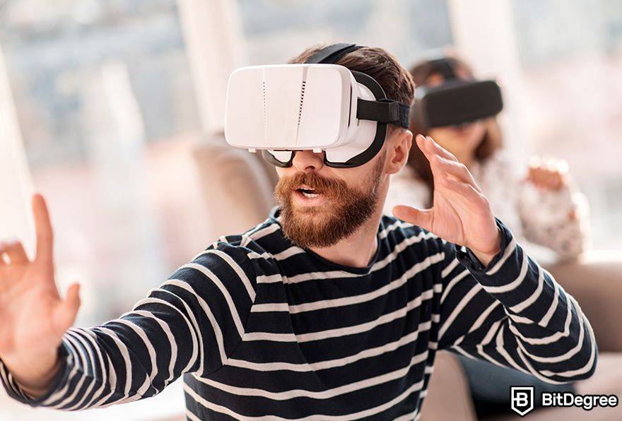 Leis de Metavselnaya: Um homem posa com um conjunto de VR.